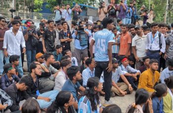 শিক্ষামন্ত্রীর পদত্যাগের দাবিতে সাইন্সল্যাবে শিক্ষার্থীদের সড়ক অবরোধ