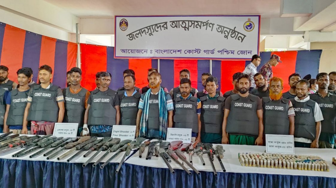 সুন্দরবনে ‘ছোট জাহাঙ্গীর’ বাহিনীর ২৭ সদস্যের আত্মসমর্পণ