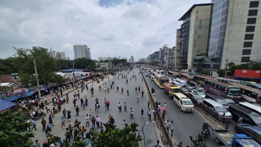 শিক্ষামন্ত্রীর পদত্যাগ দাবিতে শিক্ষার্থীদের অবরোধ রাজধানীজুড়ে