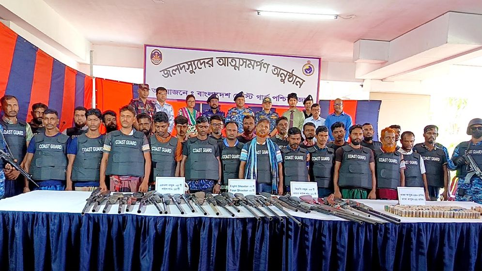 সুন্দরবনে ছোট জাহাঙ্গীর বাহিনীর প্রধানসহ ২৭ ডাকাত আত্মসমর্পণ