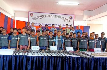 সুন্দরবনে ছোট জাহাঙ্গীর বাহিনীর প্রধানসহ ২৭ ডাকাত আত্মসমর্পণ
