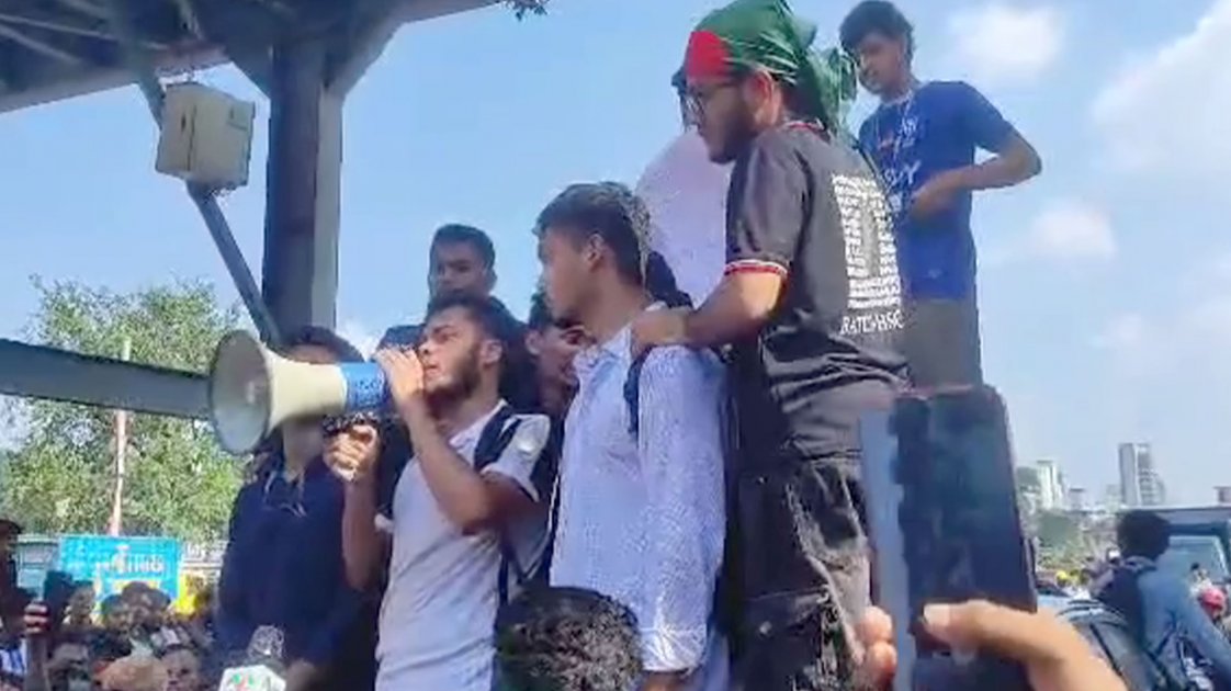 উত্তরায় শিক্ষামন্ত্রীর পদত্যাগের দাবিতে শিক্ষার্থীদের অবরোধ