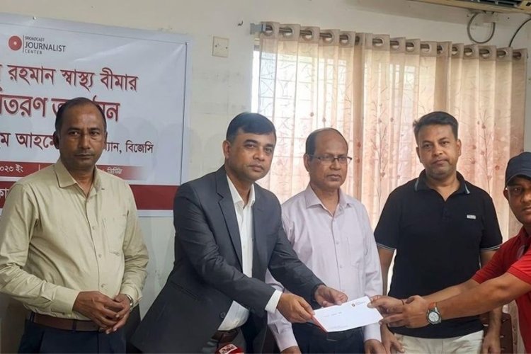 বিজেসির উদ্যোগে ১৮ সাংবাদিক পেলেন স্বাস্থ্য বীমার চেক