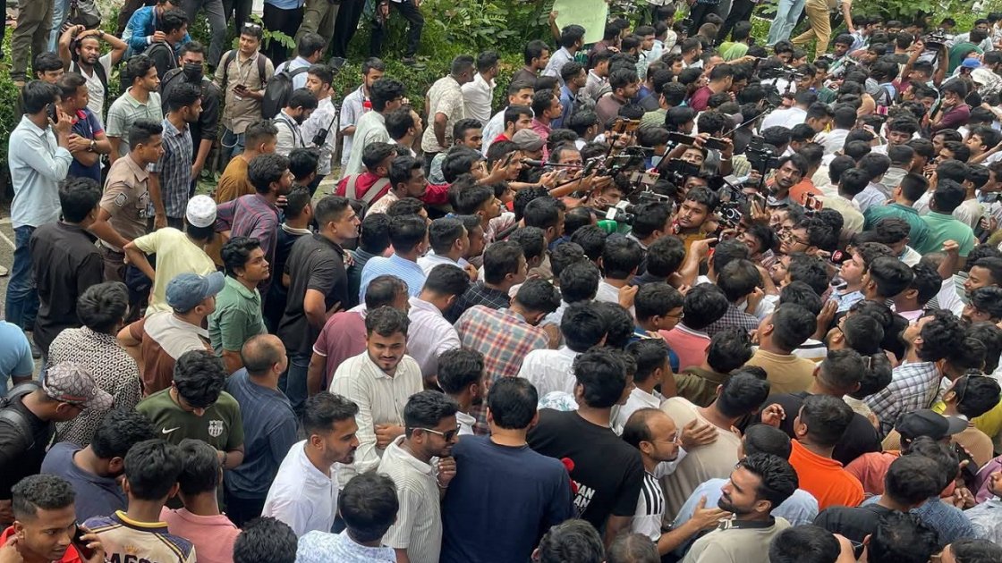 শিক্ষামন্ত্রীর পদত্যাগের দাবিতে সংসদ ভবনের সামনে শিক্ষার্থীদের বিক্ষোভ