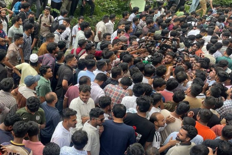 শিক্ষামন্ত্রীর পদত্যাগের দাবিতে সংসদ ভবনের সামনে শিক্ষার্থীদের বিক্ষোভ