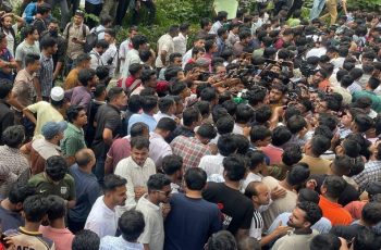 শিক্ষামন্ত্রীর পদত্যাগের দাবিতে সংসদ ভবনের সামনে শিক্ষার্থীদের বিক্ষোভ