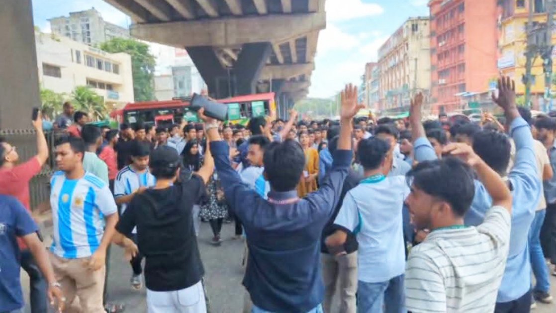 চট্টগ্রামে শিক্ষামন্ত্রীর পদত্যাগের দাবিতে শিক্ষার্থীদের বিক্ষোভ