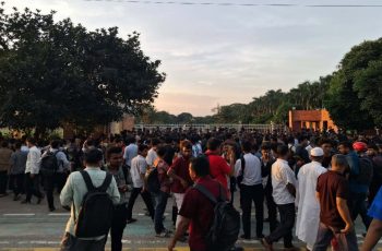 পুলিশের তৎপরতায় সংসদ এলাকা থেকে শিক্ষার্থীদের সরিয়ে দেওয়া