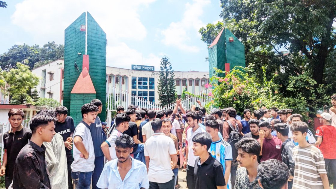 শিক্ষামন্ত্রীর পদত্যাগ দাবিতে জেলায় জেলায় শিক্ষার্থীদের বিক্ষোভ