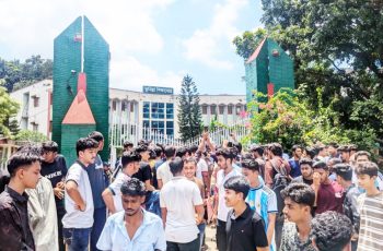 শিক্ষামন্ত্রীর পদত্যাগ দাবিতে জেলায় জেলায় শিক্ষার্থীদের বিক্ষোভ
