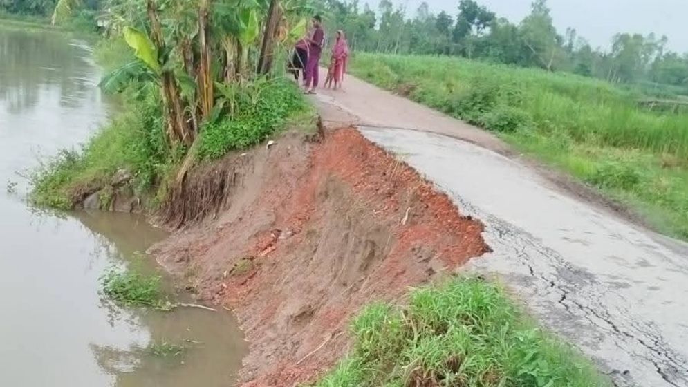 সাদুল্লাপুরে ঘাঘট নদীর ব্রিজের সড়ক ধসের মুখে