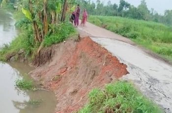 সাদুল্লাপুরে ঘাঘট নদীর ব্রিজের সড়ক ধসের মুখে