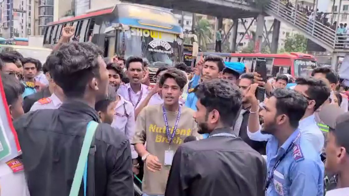 উত্তরায় শিক্ষার্থীদের সড়ক অবরোধ, শিক্ষামন্ত্রীর পদত্যাগের দাবি