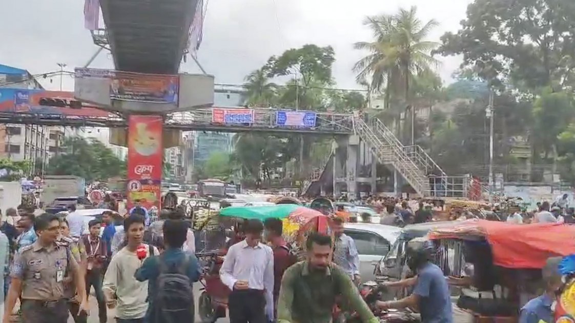 শিক্ষামন্ত্রীর পদত্যাগের দাবিতে শিক্ষার্থীদের বিক্ষোভ অব্যাহত