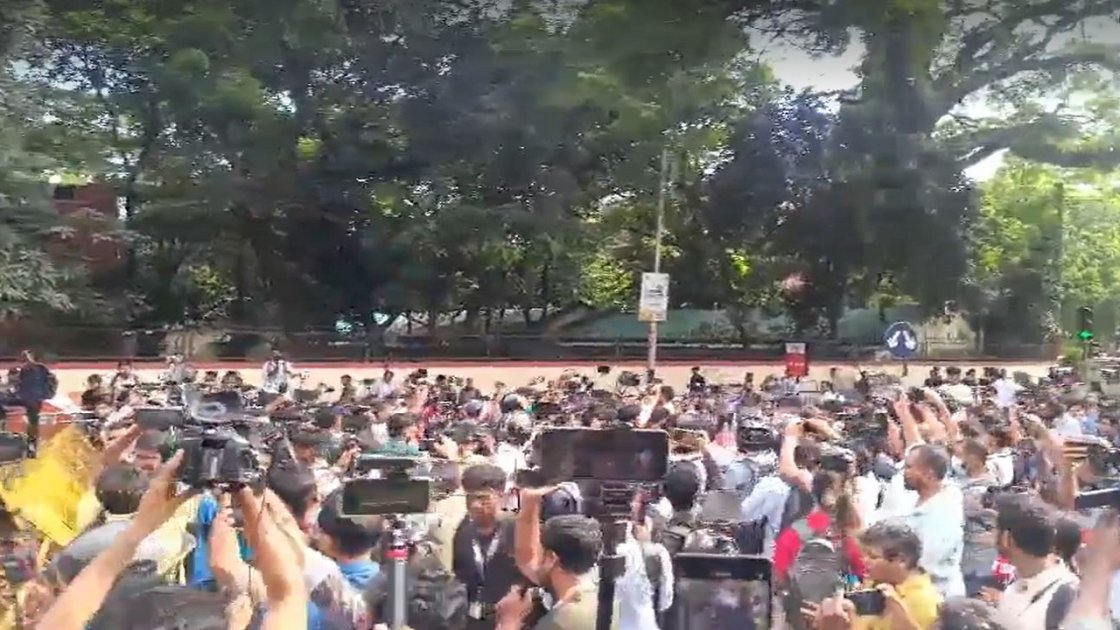 শিক্ষার্থীদের সচিবালয়ে প্রবেশের চেষ্টা, পুলিশের বাধা