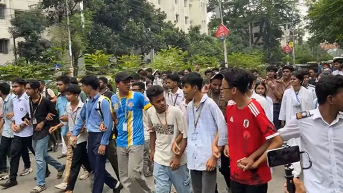 শিক্ষামন্ত্রীর পদত্যাগের দাবিতে শিক্ষার্থীদের আন্দোলন অব্যাহত