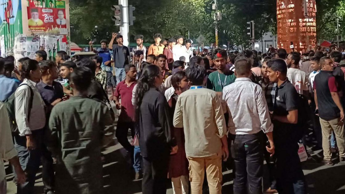 শাহবাগে শিক্ষার্থীদের আন্দোলন, যান চলাচল বন্ধ