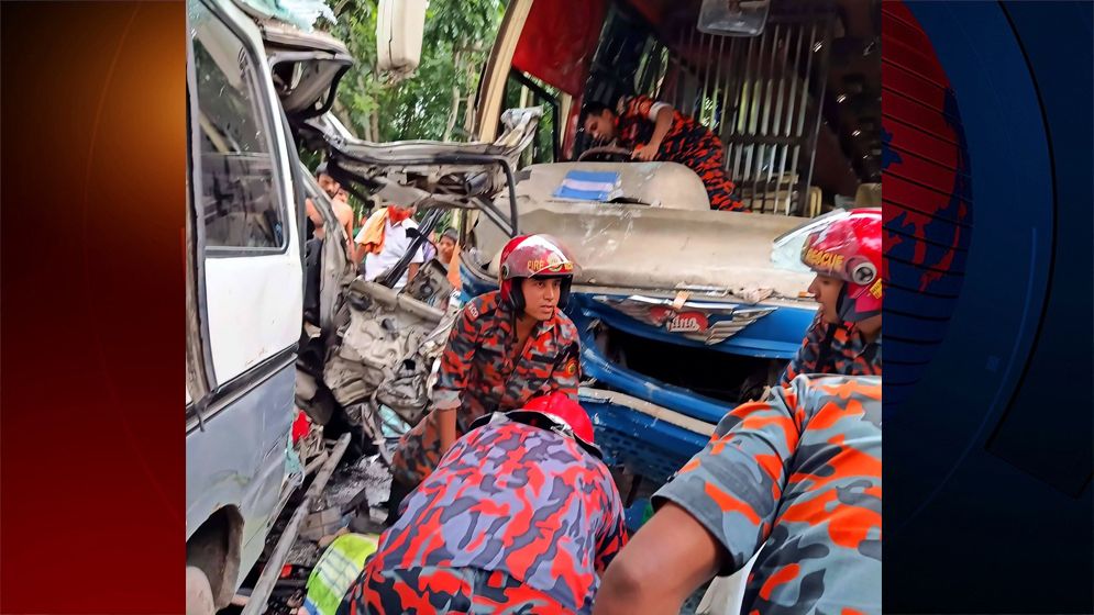 পাবনায় বাস-অ্যাম্বুলেন্স সংঘর্ষে নিহত ২, আহত ২