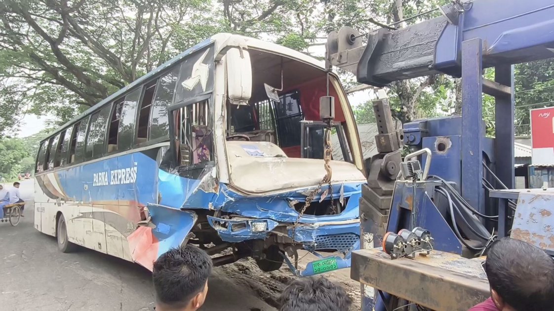 পাবনায় অ্যাম্বুলেন্সের সঙ্গে বাসের সংঘর্ষে নিহত ২