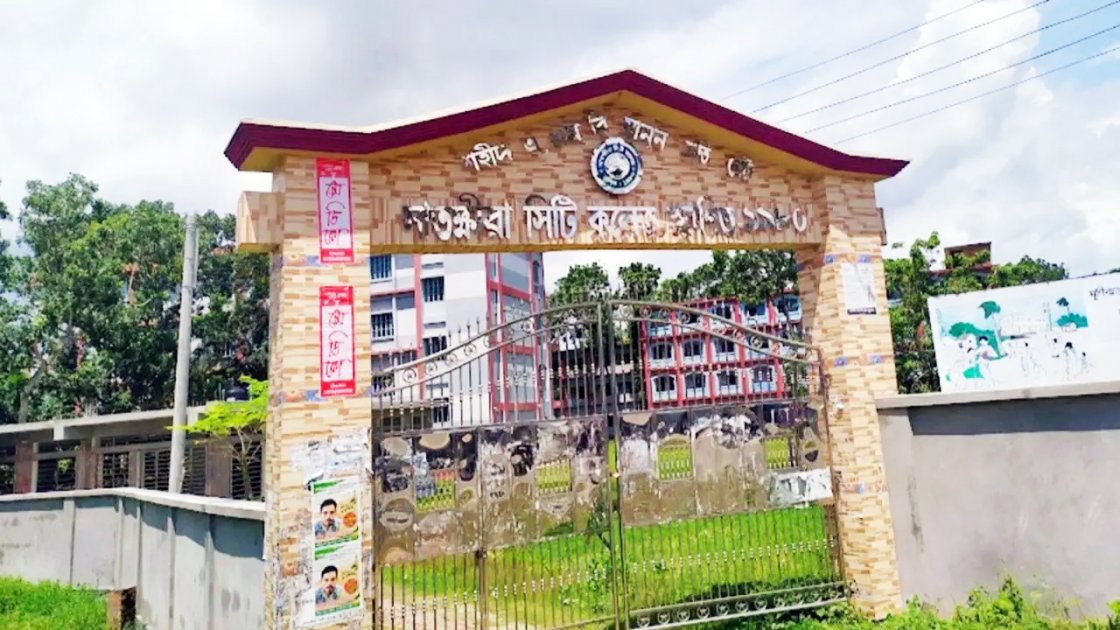 সাতক্ষীরায় এইচএসসি ভূগোল পরীক্ষায় দ্বিতীয়পত্রের প্রশ্ন বিতরণ