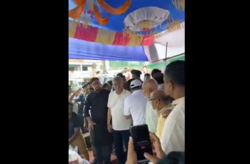 ত্রাণ দিতে গিয়ে মঞ্চ ভেঙে পড়ে অর্থমন্ত্রী আমির খসরু