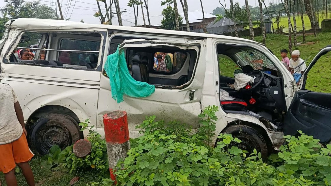 বর-কনে নিয়ে মাইক্রোবাস খাদে, নিহত ২, আহত ১২