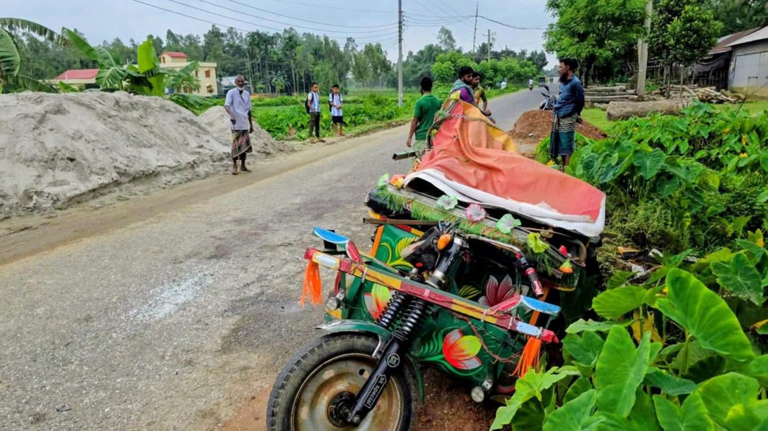 শেরপুরে সড়ক দুর্ঘটনায় অটোরিকশার চালকসহ নিহত ২