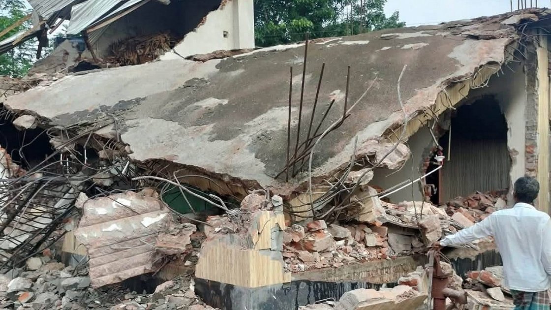 পটুয়াখালীতে সাবেক চেয়ারম্যানের বাড়ি গুঁড়িয়ে দেওয়ার অভিযোগ