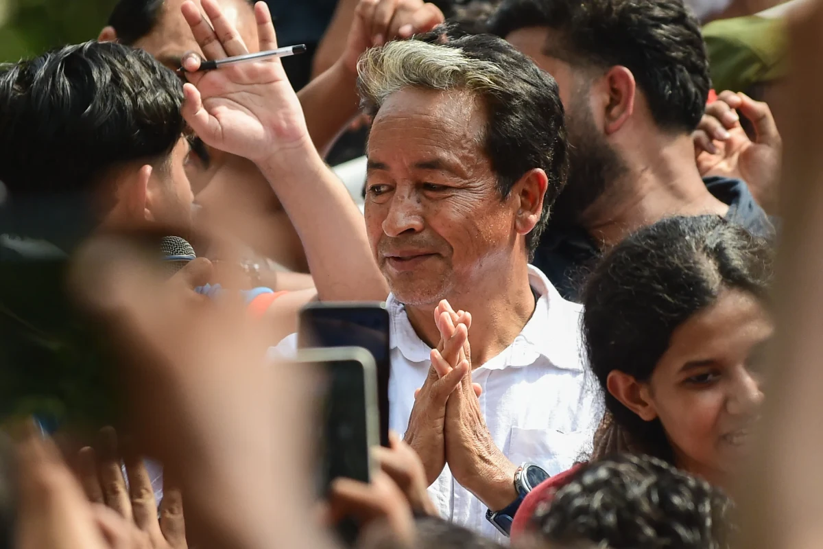 ভারতের পুলিশ আন্দোলনকারীকে হাসপাতালে ভর্তি করলো ২০ দিনের অনশন শেষে