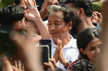 ভারতের পুলিশ আন্দোলনকারীকে হাসপাতালে ভর্তি করলো ২০ দিনের অনশন শেষে