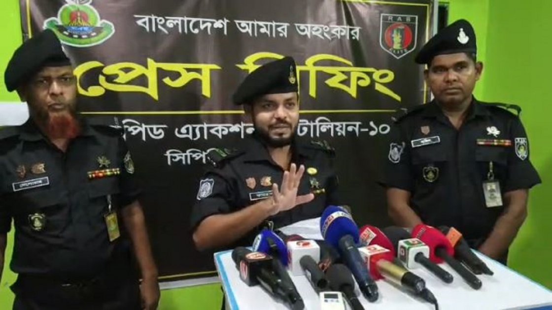 ফরিদপুরে সরকারের উচ্চপদস্থদের নামে প্রতারণায় গ্রেপ্তার আতিয়ার দর্জি