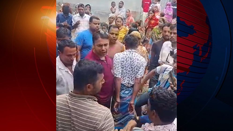 লালমনিরহাটে মাদক কারবারিকে পুলিশের সামনে তোপের মুখে ছাড়তে বাধ্য করলো জনতা