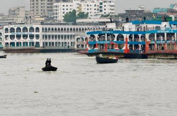 সদরঘাটে লঞ্চের ধাক্কায় ট্রলার ডুবে, ২ জন নিখোঁজ
