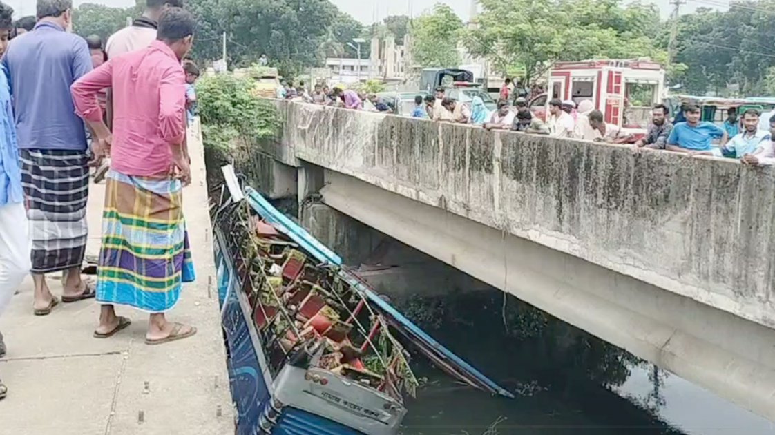 মানিকগঞ্জে যাত্রীবাহী বাস খাদে পড়ে নিহত ১, আহত ১০