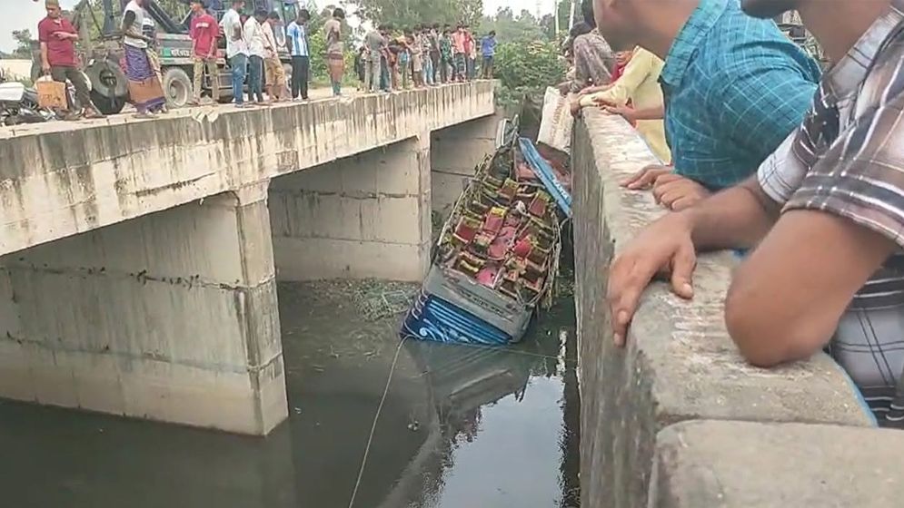 মানিকগঞ্জে বাস খাদে পড়ে নিহত ১, আহত ১০