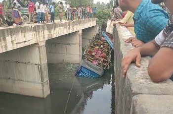 মানিকগঞ্জে বাস খাদে পড়ে নিহত ১, আহত ১০