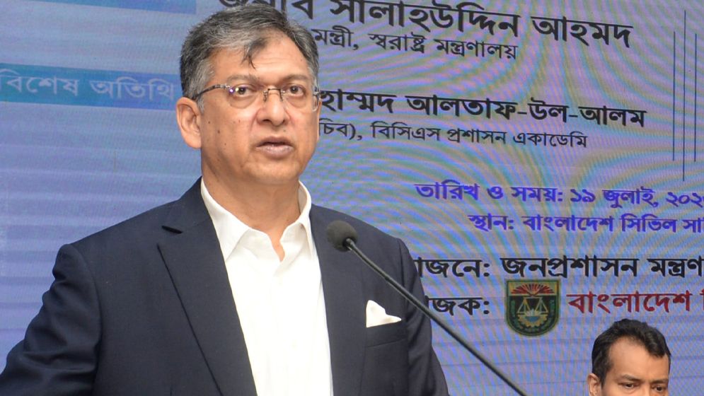 স্বরাষ্ট্রমন্ত্রী: সরকারি কর্মকর্তাদের দায়িত্ব পালনে দেশপ্রেম ও সততার আহ্বান