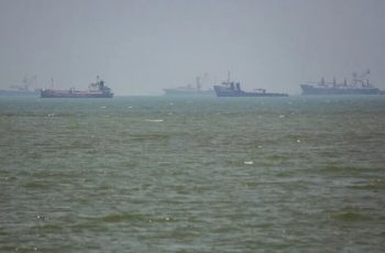 হরমুজে তেলবাহী ট্যাংকারে বিস্ফোরণ, যুক্তরাষ্ট্রের চাপের অভিযোগ