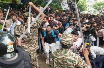 দিল্লিতে ককরোচ জনতা পার্টির সঙ্গে পুলিশের সংঘর্ষ, অভিজিৎ দীপ আটক