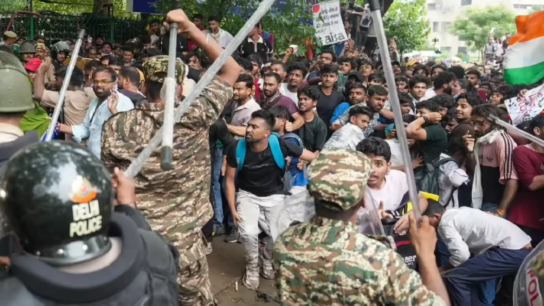 দিল্লিতে ককরোচ জনতা পার্টির বিক্ষোভে পুলিশের সাথে সংঘর্ষ