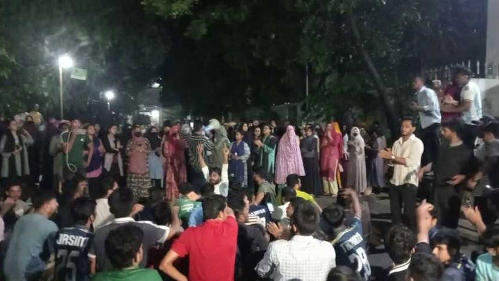 তিতুমীর কলেজে হল ফি কমানোর দাবিতে শিক্ষার্থীদের বিক্ষোভ