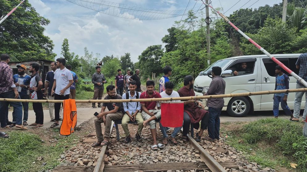 রাজশাহী বিশ্ববিদ্যালয়ের শিক্ষার্থীকে মারধরের অভিযোগে রেললাইন অবরোধ