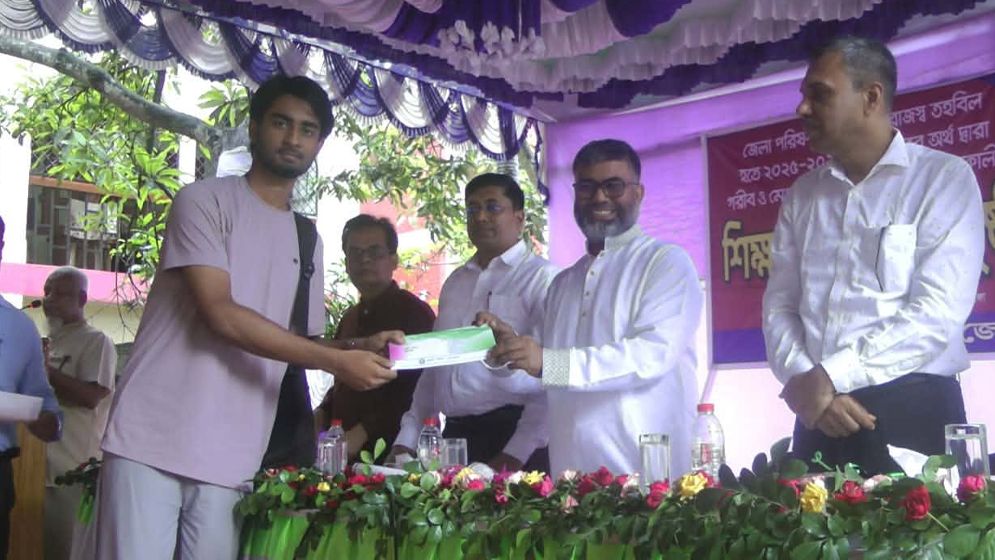 চুয়াডাঙ্গায় ২৯২ মেধাবী শিক্ষার্থীর হাতে শিক্ষাবৃত্তি প্রদান