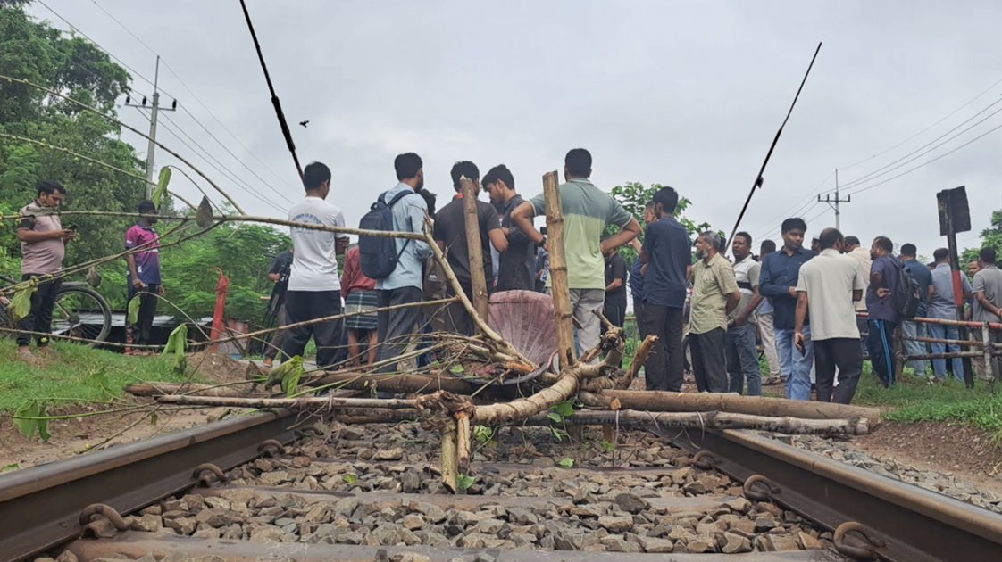 রাবি শিক্ষার্থীদের রেল অবরোধ স্থগিত, ট্রেন চলাচল শুরু