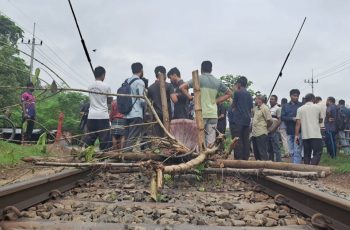 রাবি শিক্ষার্থীদের রেল অবরোধ স্থগিত, ট্রেন চলাচল শুরু