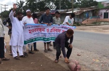 নরসিংদীতে পোলট্রি খামারিদের প্রতিবাদ, মহাসড়কে ডিম ভেঙে প্রতীকী আন্দোলন