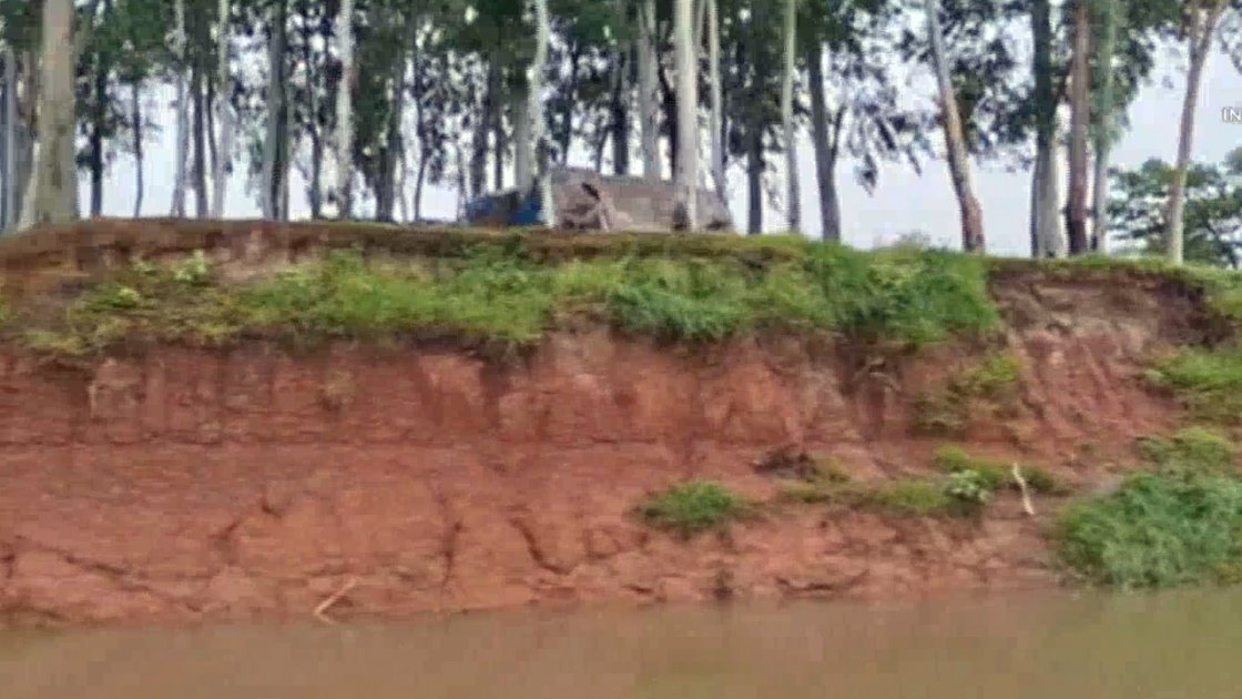 করতোয়া নদীর ভাঙনে ঘোড়াঘাট পৌর এলাকা বিপন্ন