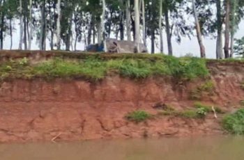 করতোয়া নদীর ভাঙনে ঘোড়াঘাট পৌর এলাকা বিপন্ন