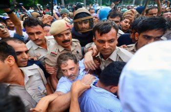 দিল্লিতে কংগ্রেসের শীর্ষ নেতাদের আটক, রাজনীতিতে উত্তেজনা