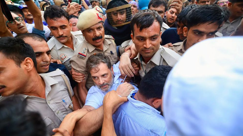রাহুল ও প্রিয়াঙ্কা গান্ধী আটক, মোদির বিরুদ্ধে প্রতিবাদ